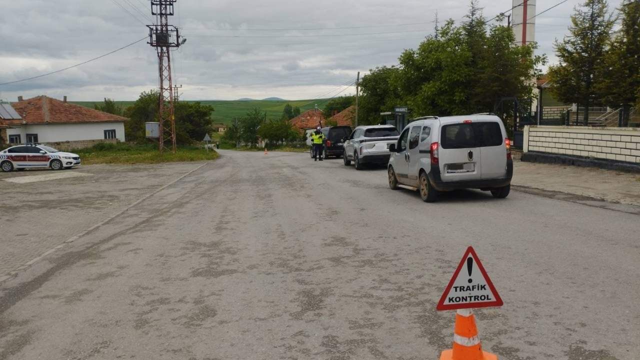 Sarıkaya'da Trafik Seferberliği! Jandarma Sürücüleri Tek Tek Uyardı (2)