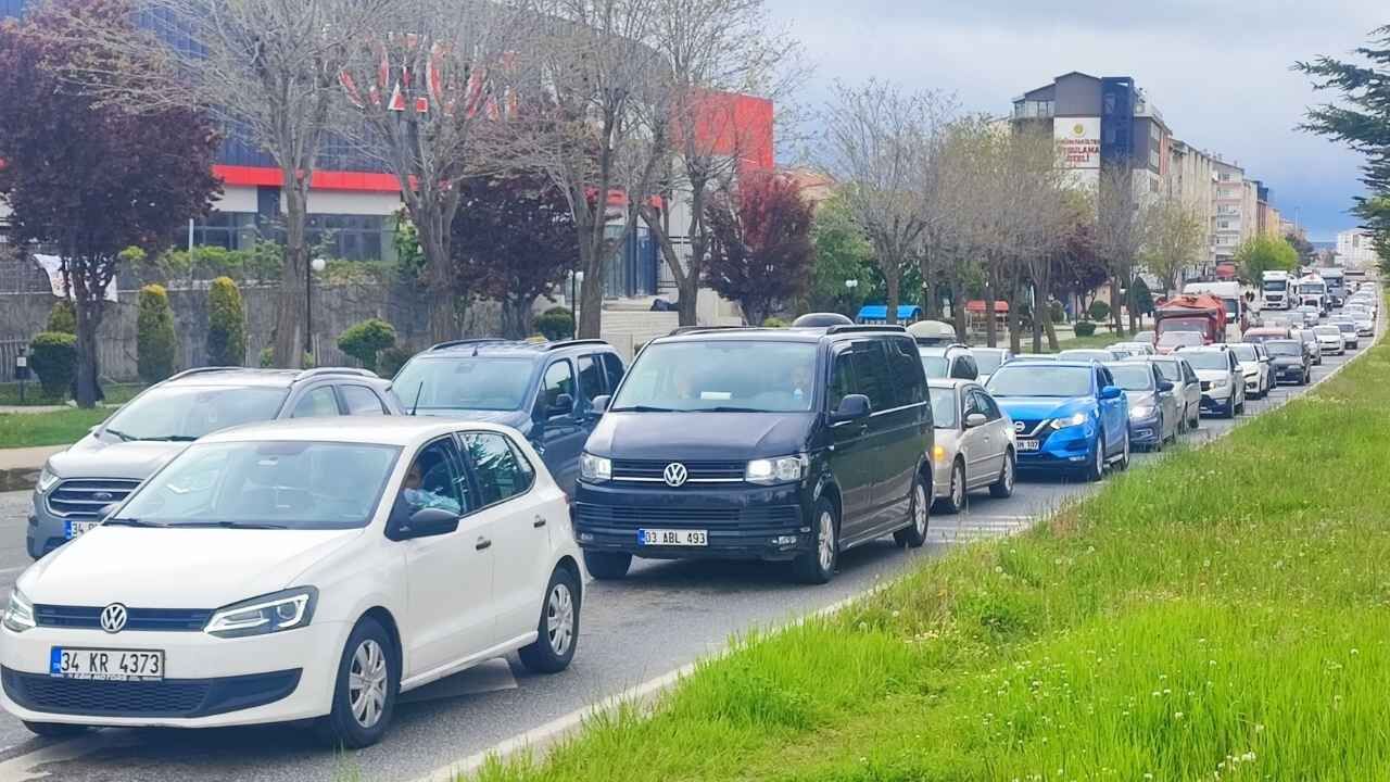 Türkiye’nin Geçiş Noktasında Yoğunluk! E 88’De Trafik Dronla Görüntülendi (1)