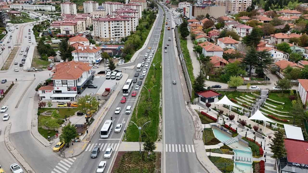 Türkiye’nin Geçiş Noktasında Yoğunluk! E 88’De Trafik Dronla Görüntülendi (2)