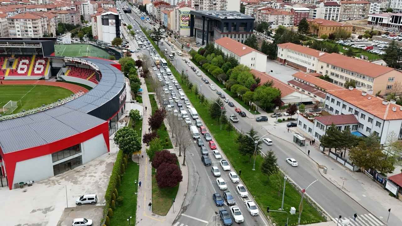 Türkiye’nin Geçiş Noktasında Yoğunluk! E 88’De Trafik Dronla Görüntülendi (4)