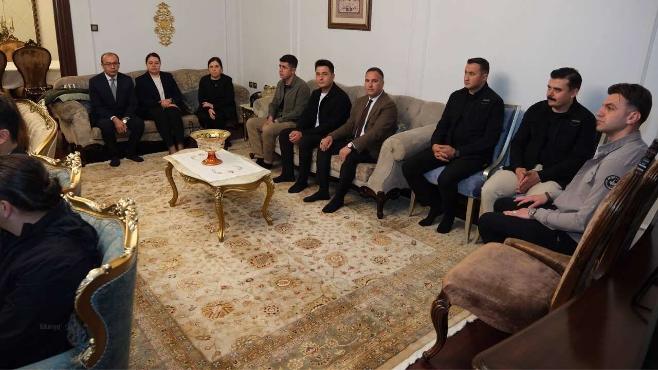 Vali Özkan Ve Eşi Arzu Özkan Yakın Çalışma Ekibini Konutta Ağırladı (2)