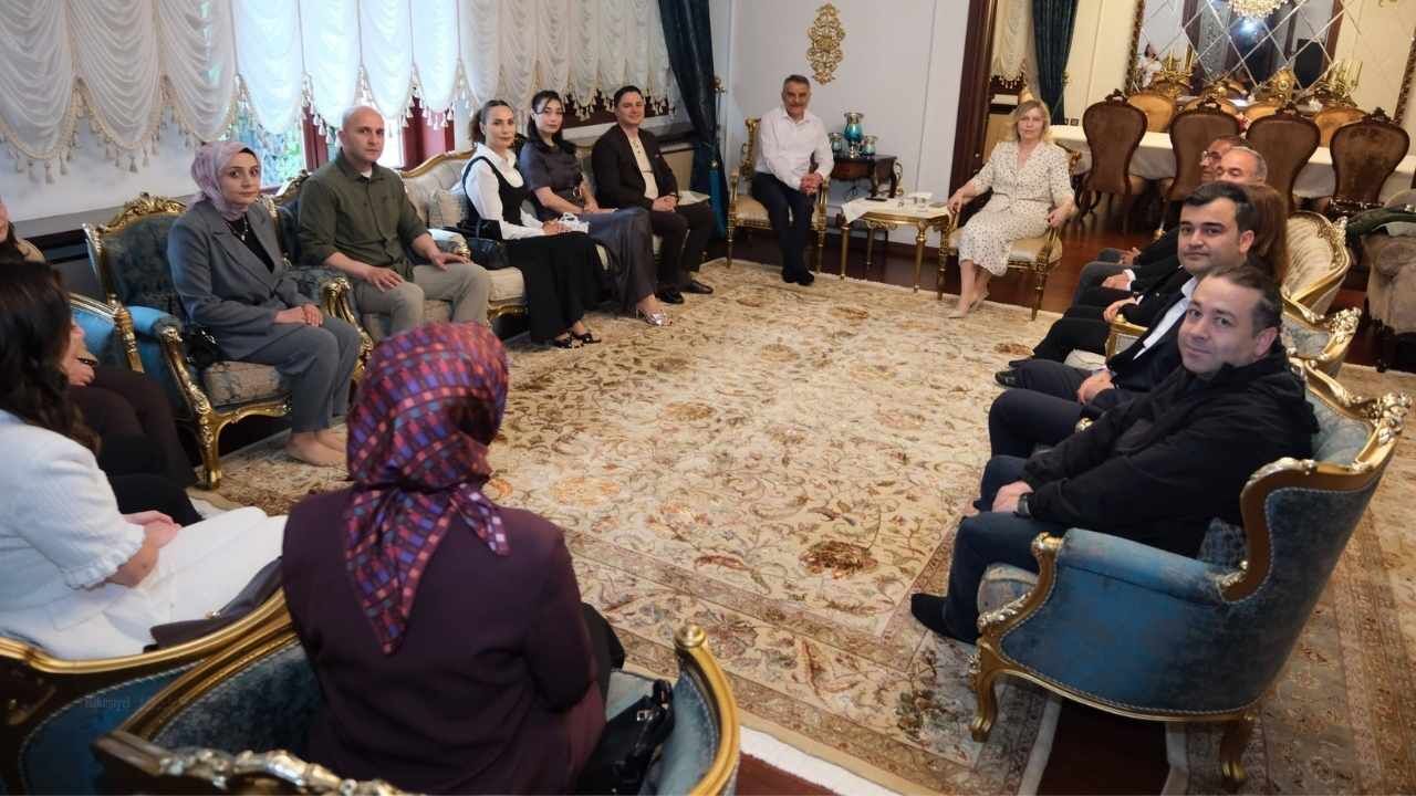 Vali Özkan Ve Eşi Arzu Özkan Yakın Çalışma Ekibini Konutta Ağırladı (4)