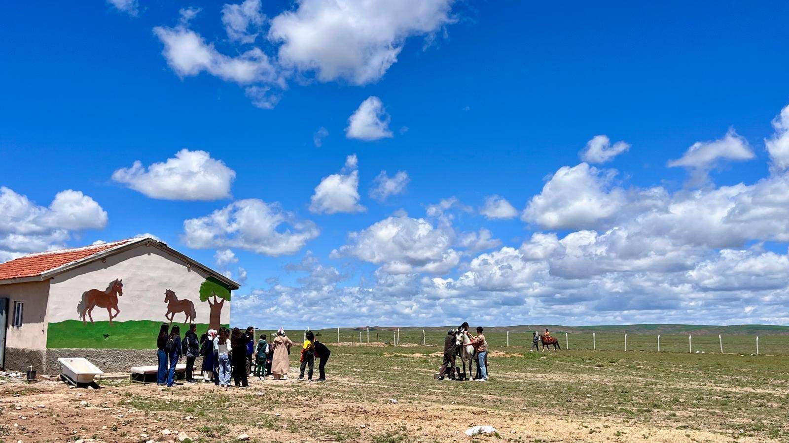 Yenifakılı'da Kırgız Türkleri Yerleşkesine Kültürel Gezi Düzenlendi2