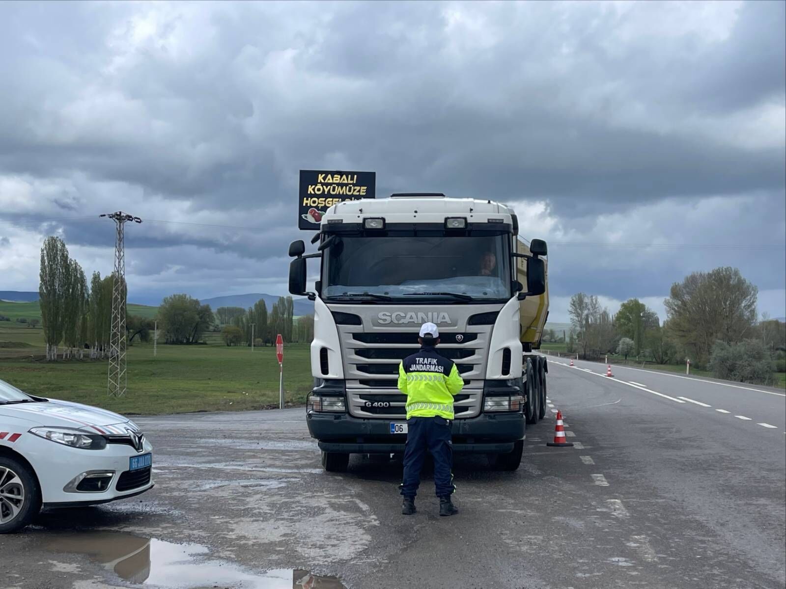 Yozgat Jandarması Yük Taşıyan Araçları Tek Tek Denetledi