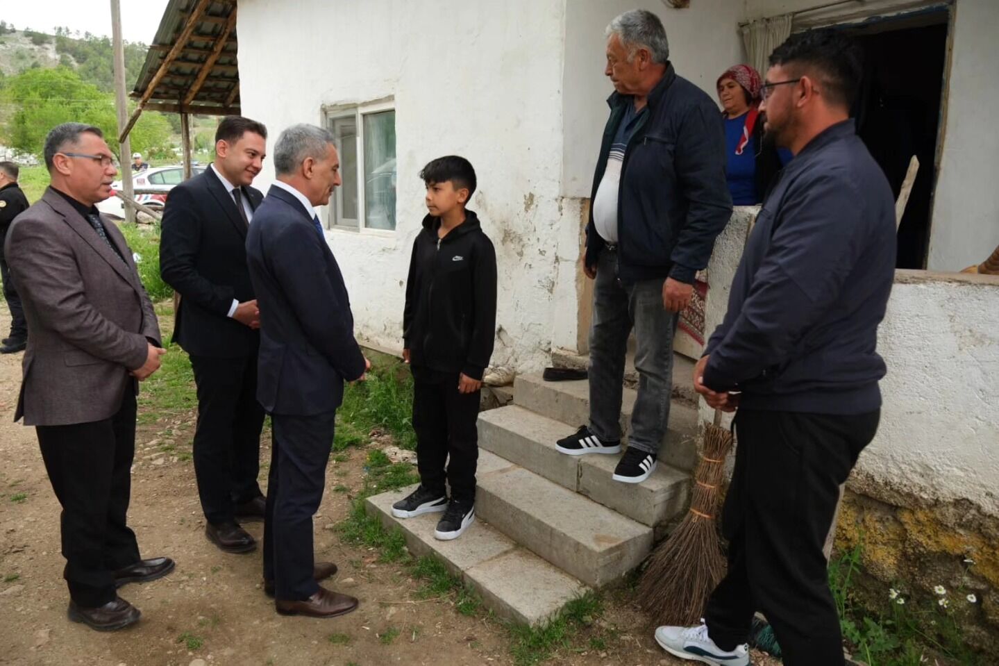 Yozgat Valisi Yaralı Öğrencilere Ellerini Uzattı