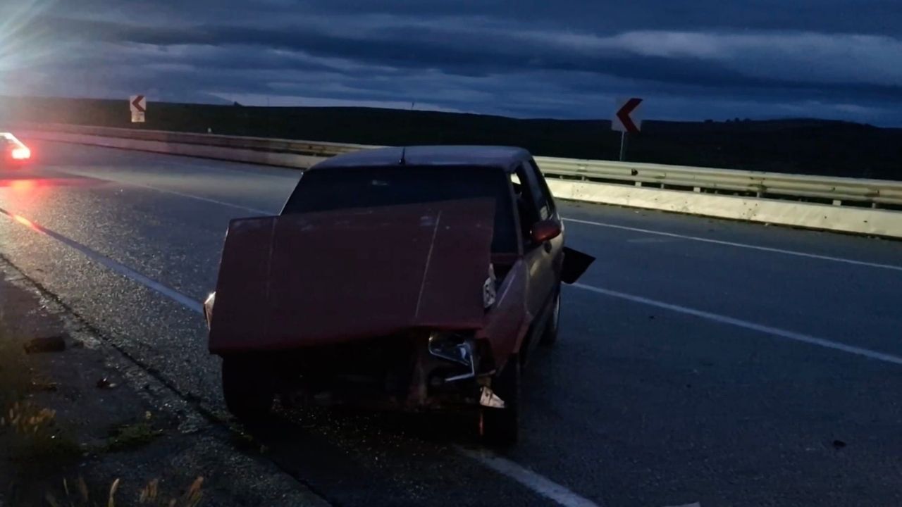 Yozgat Yolunda Korkutan Kaza Bariyerlere Çarpan Otomobilde 2 Yaralı Var! (1)