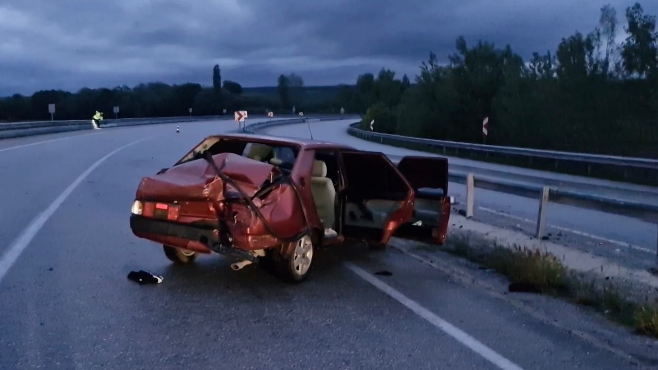 Yozgat Yolunda Korkutan Kaza Bariyerlere Çarpan Otomobilde 2 Yaralı Var! (3)