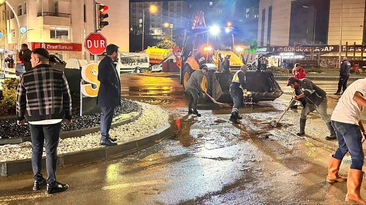 Yozgat'ı Sağanak Vurdu! Belediye Ekipleri Gece Boyu Sahadaydı (2)