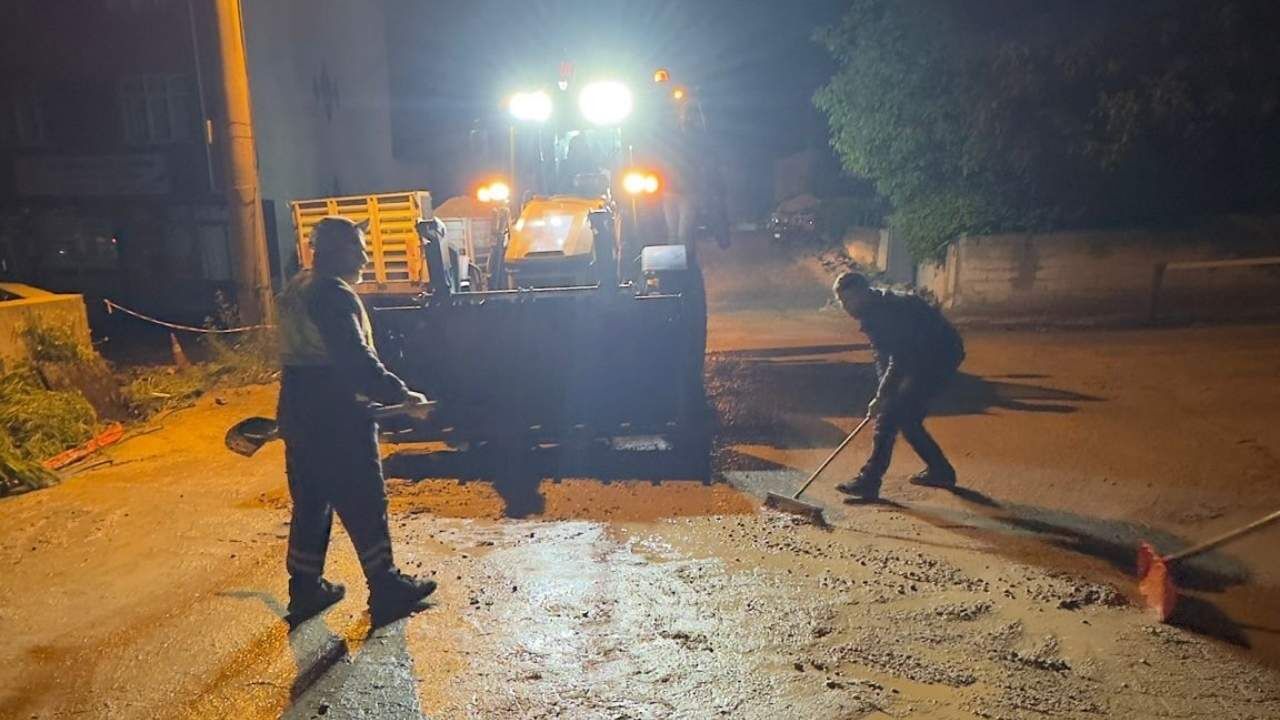 Yozgat'ı Sağanak Vurdu! Belediye Ekipleri Gece Boyu Sahadaydı (4)