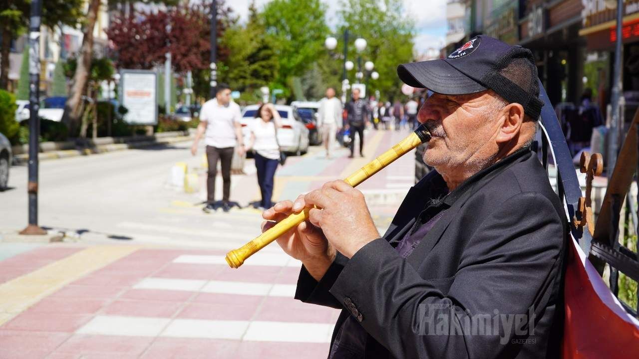 Yozgatlı Kavalcı İlgi Odağı Oldu2-1