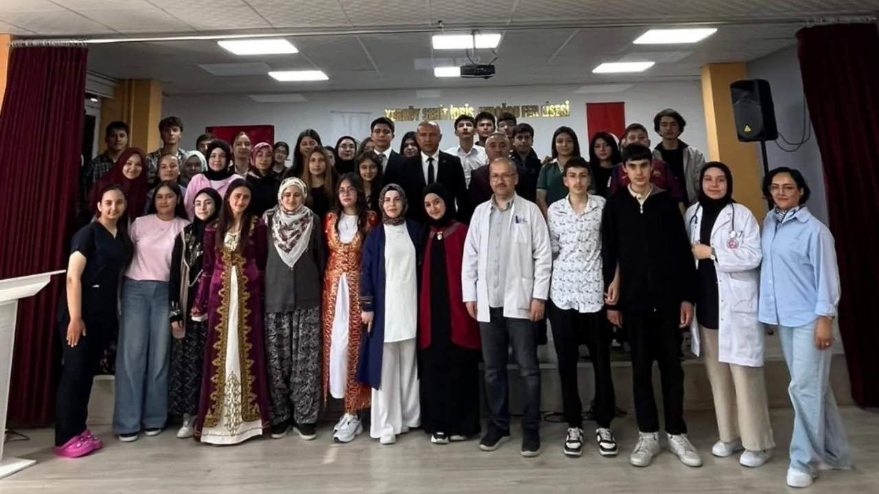 Yozgatlı Öğrencilerden Kültür Dolu Gece Tiyatro Performansı Ayakta Alkışlandı (2)