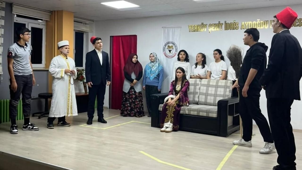 Yozgatlı Öğrencilerden Kültür Dolu Gece Tiyatro Performansı Ayakta Alkışlandı (3)