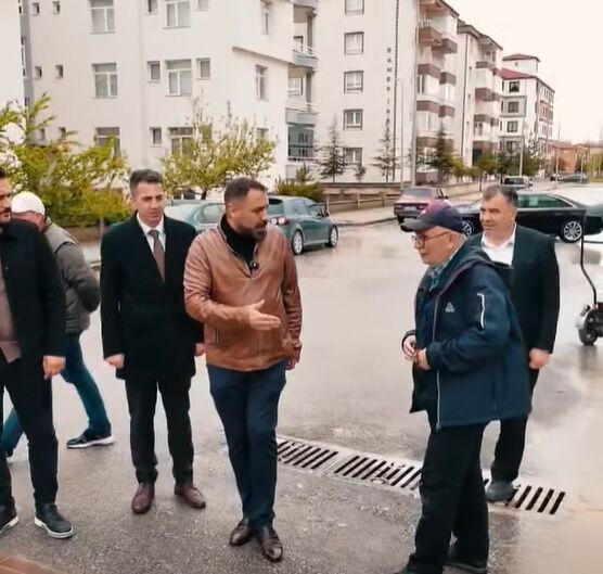Yozgat'ta Başkan Yağmurda Sokağa İndi, Talimatları Verdi1