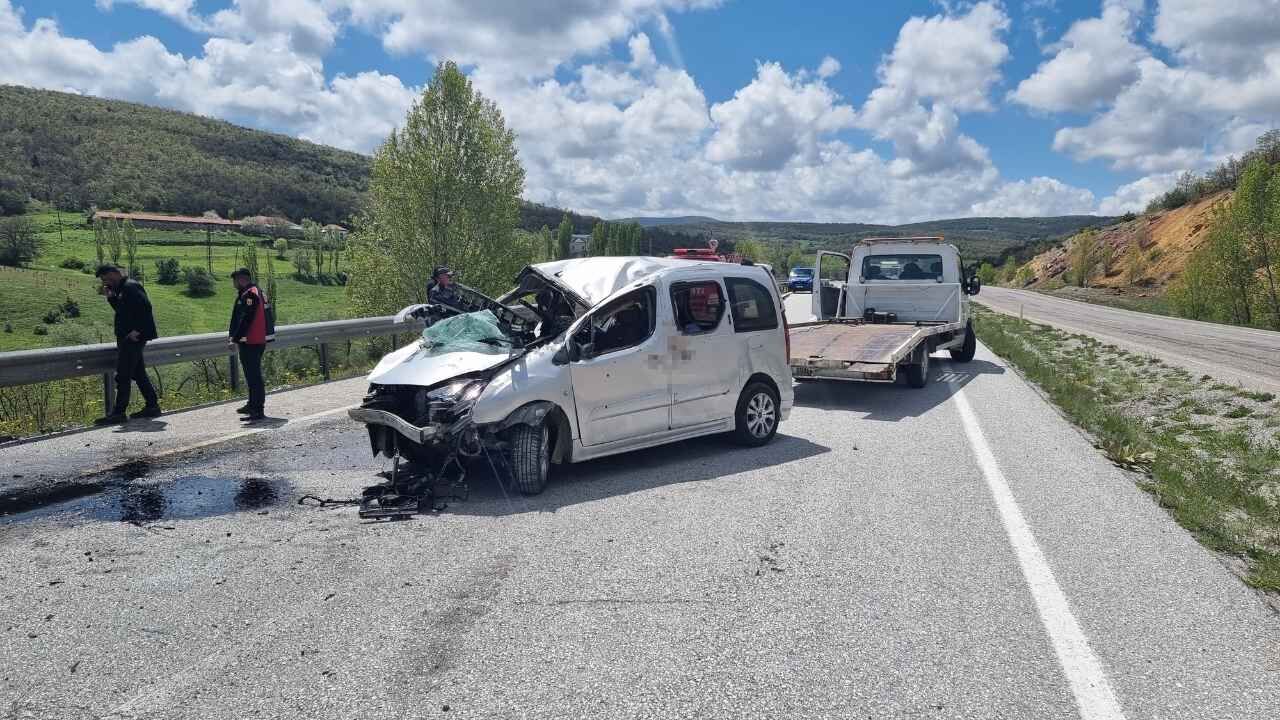 Yozgat'ta Can Pazarı Yaşandı! Bariyere Saplanan Araçtakiler Ölümden Döndü (1)