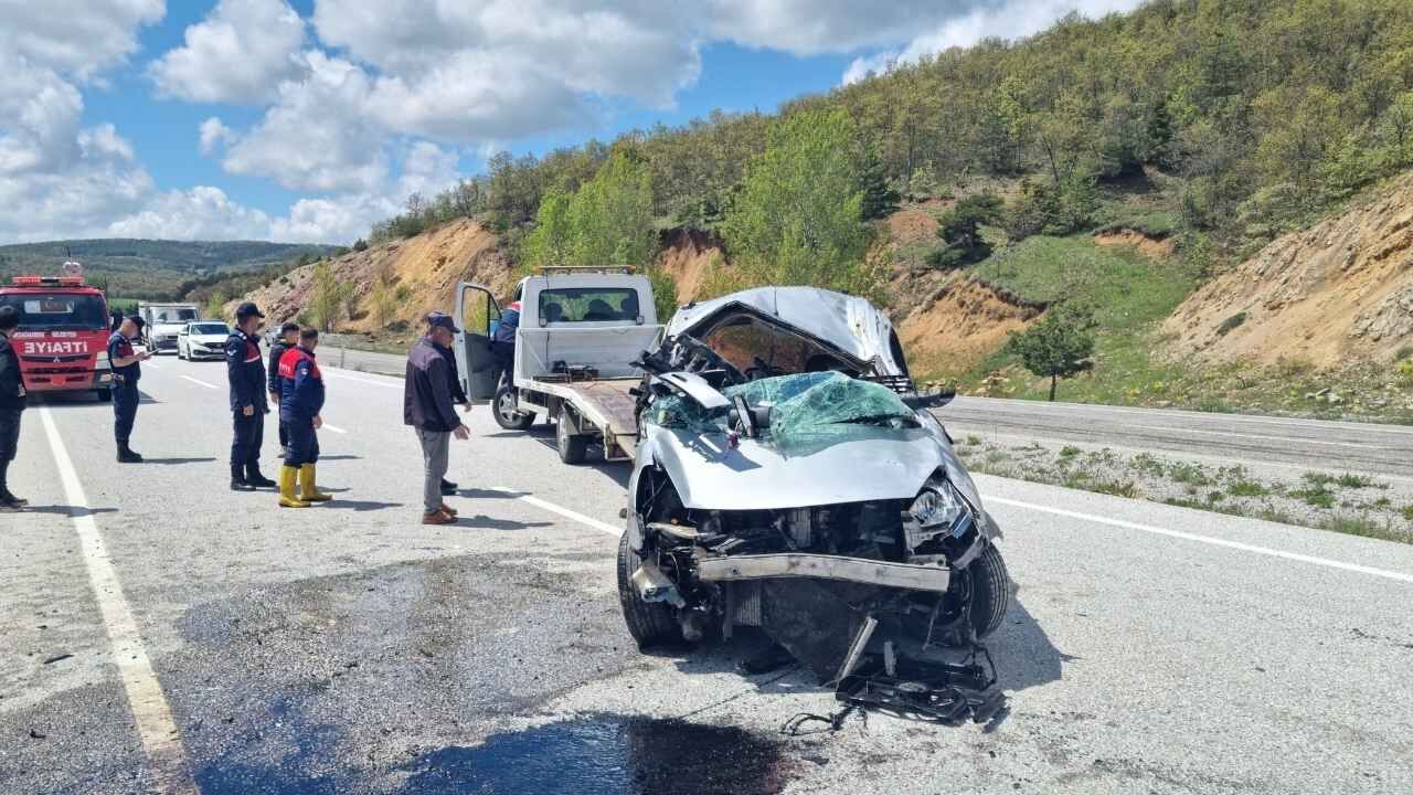 Yozgat'ta Can Pazarı Yaşandı! Bariyere Saplanan Araçtakiler Ölümden Döndü (2)