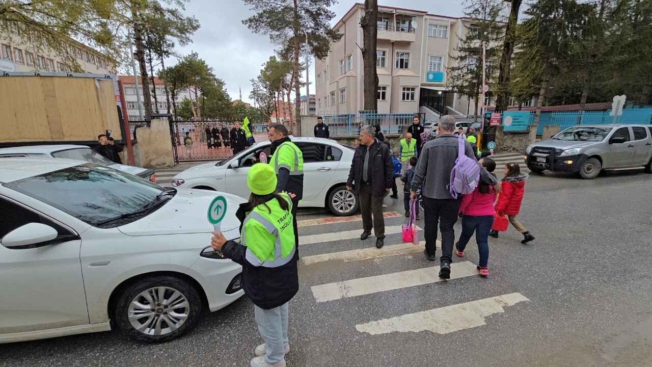 Yozgat’ta Dikkat Çeken Proje! Çocuklar Trafiği Sokağa Çıkarak Öğrendi (1)