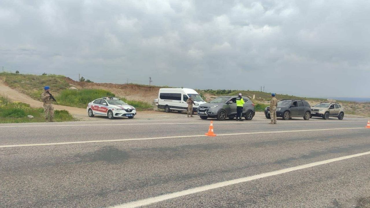 Yozgat'ta Jandarma Dönüş Yolunda Sürücüleri Uyarıyor