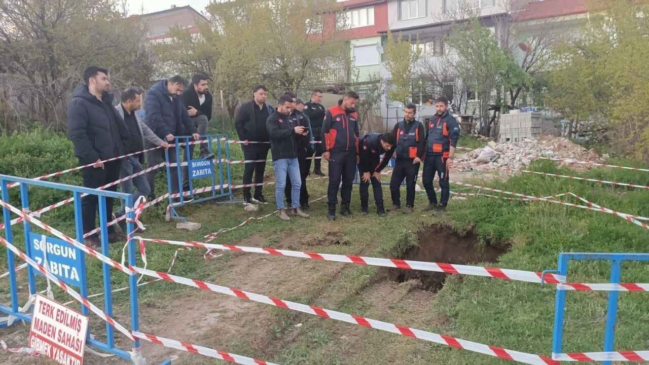 Yozgat’ta Korkutan Olay! Kamyon Manevrasıyla 8 9 Metrelik Obruk Oluştu (4)