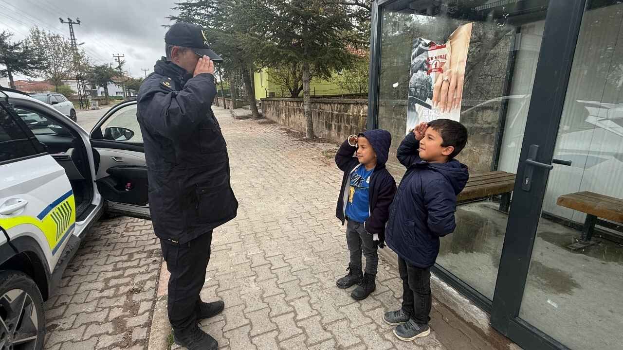 Yozgat'ta Miniklerin Polis Sevgisi Gözleri Doldurdu (2)
