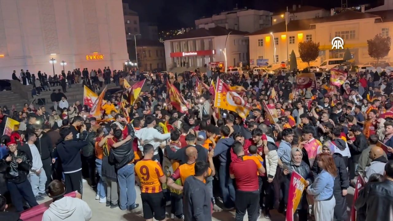 Yozgat’ta Sarı Kırmızılı Taraftarlar Geceyi Aydınlattı (1)