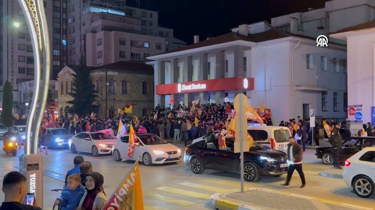 Yozgat’ta Sarı Kırmızılı Taraftarlar Geceyi Aydınlattı (2)