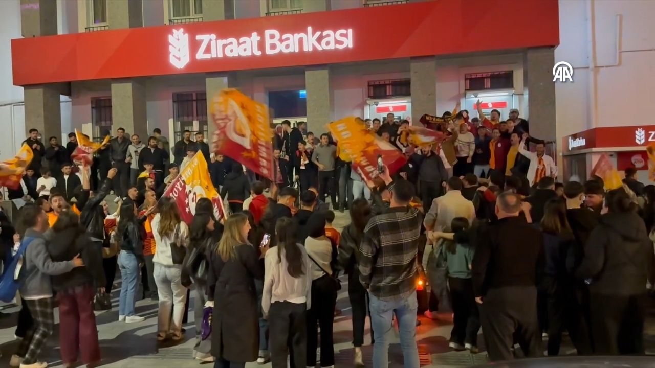 Yozgat’ta Sarı Kırmızılı Taraftarlar Geceyi Aydınlattı (3)