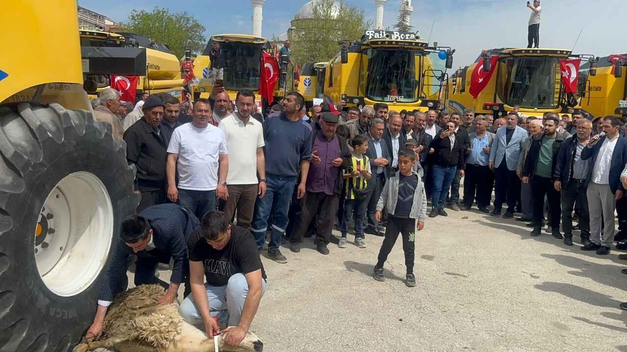 Yozgat’tan Halaylarla ‘Ülkemize Hayırlı Olsun’ Diyerek Çıktılar (1)