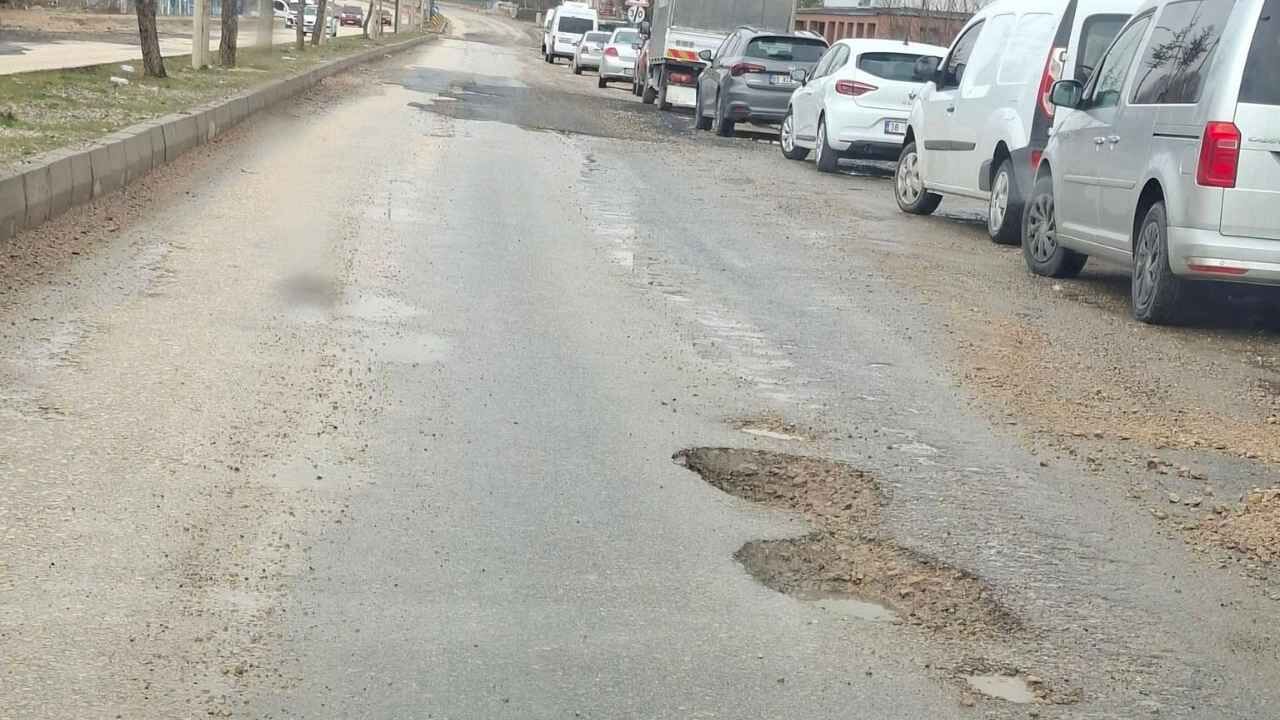 Ak Partili Başkan Açıkladı Yozgat Çayıralan'da Köstebek Yuvası Yollar Yapılacak (1)