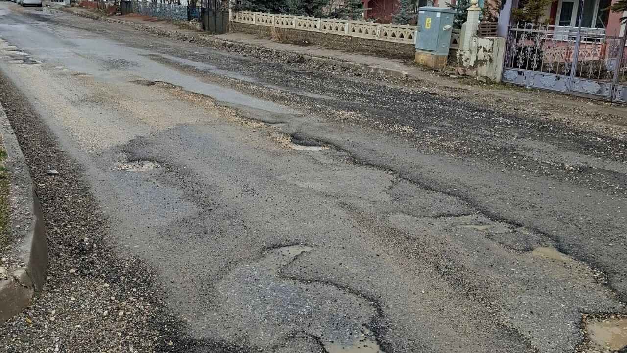 Ak Partili Başkan Açıkladı Yozgat Çayıralan'da Köstebek Yuvası Yollar Yapılacak