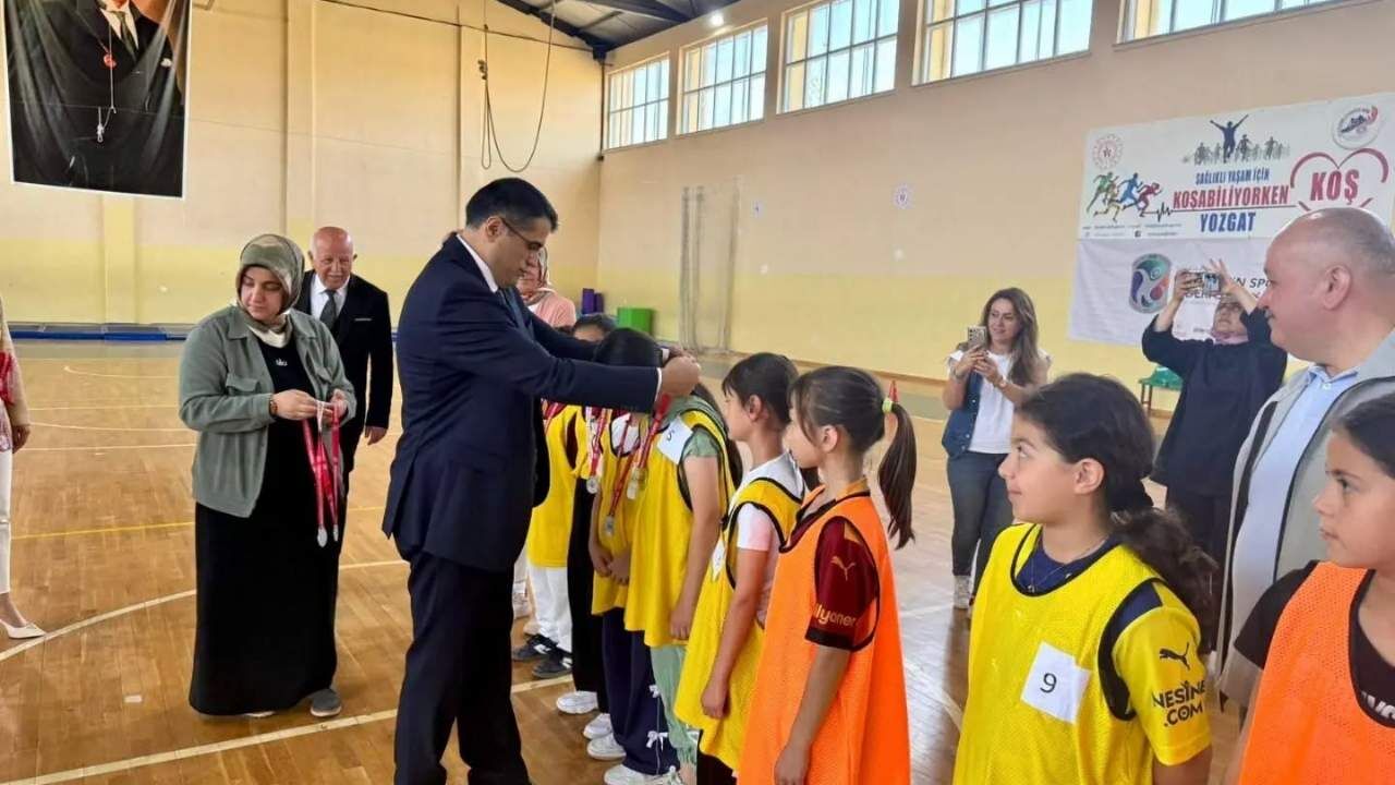 Akdağmadeni'nde Geleneksel Çocuk Oyunları Şenliği Coşkuyla Kutlandı (1)