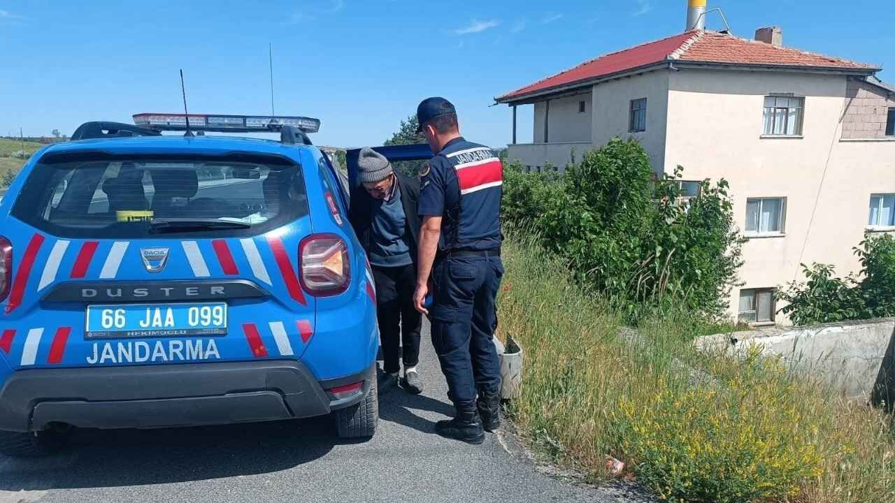 Anayol Kenarında Bulundular! Yozgat Jandarması İki Engelli Vatandaşı Güvenle Teslim Etti (2)