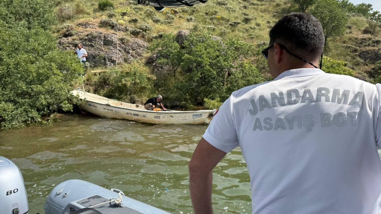 Çekerek'te Batan Tekneye Jandarma Müdahale Etti (1)