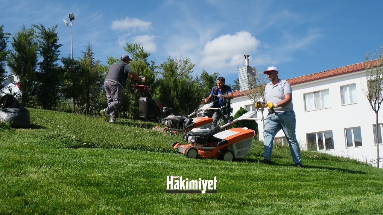 Haberimiz Yozgat Belediyesini Harekete Geçirdi Parklarda İlaçlama Başladı (2)