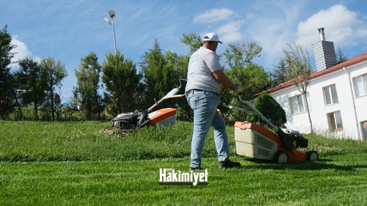 Haberimiz Yozgat Belediyesini Harekete Geçirdi Parklarda İlaçlama Başladı (5)
