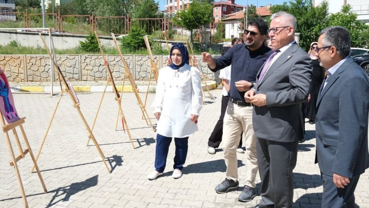 Miniklerin Gösterisine Yozgat'ta Başkan Amcaları Da Eşlik Etti