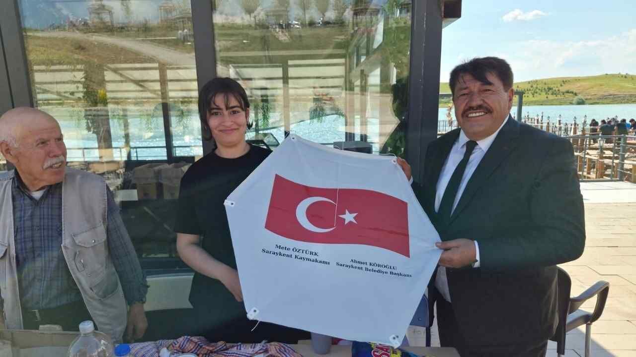 Saraykent Belediye Başkanı Ahmet Köroğlu'ndan Öğrencilere Anlamlı Hediye (1)