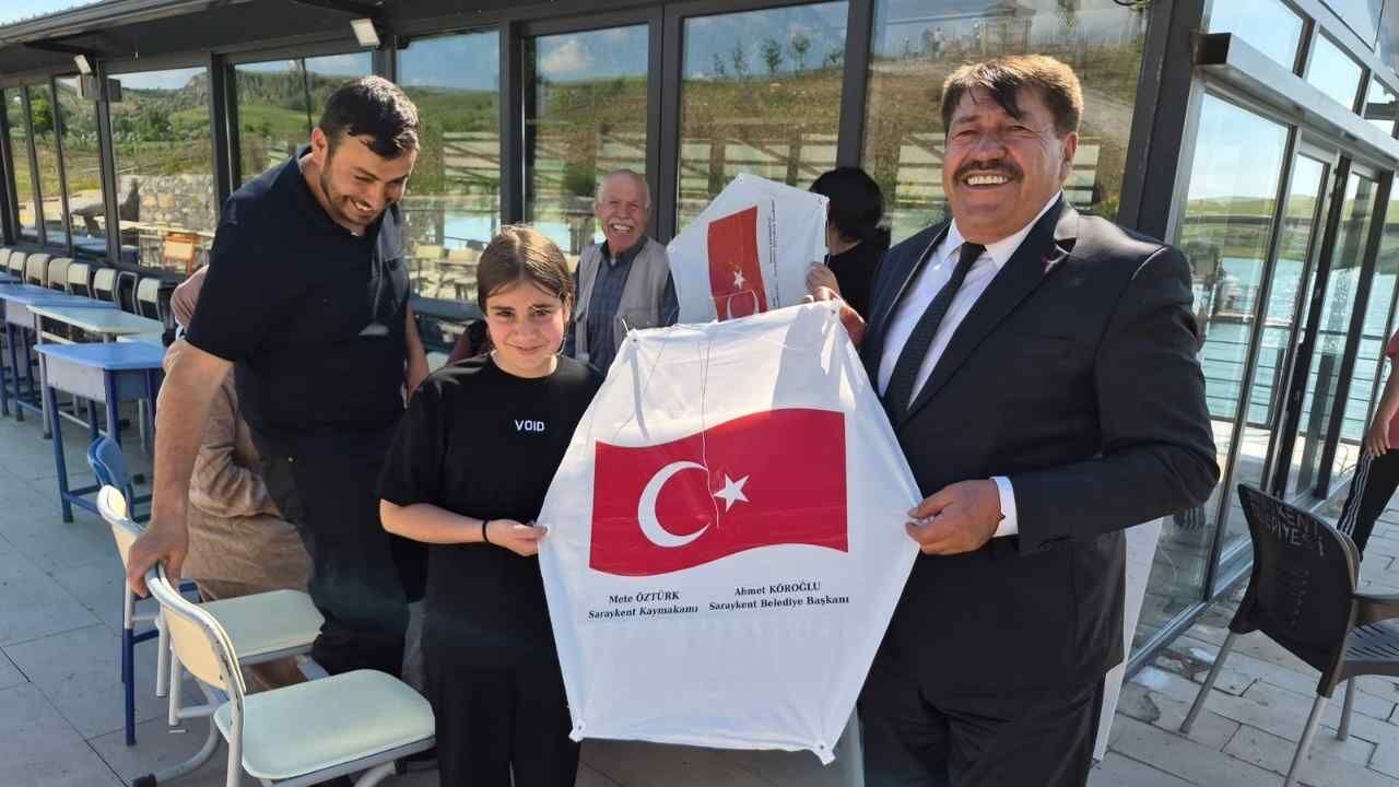 Saraykent Belediye Başkanı Ahmet Köroğlu'ndan Öğrencilere Anlamlı Hediye (3)
