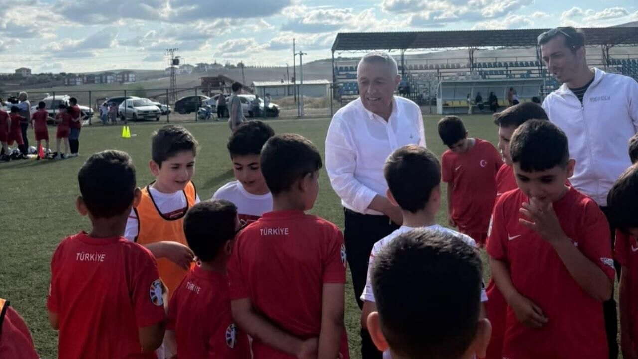 Şefaatli Belediyesi Yaz Futbol Okulu Başladı