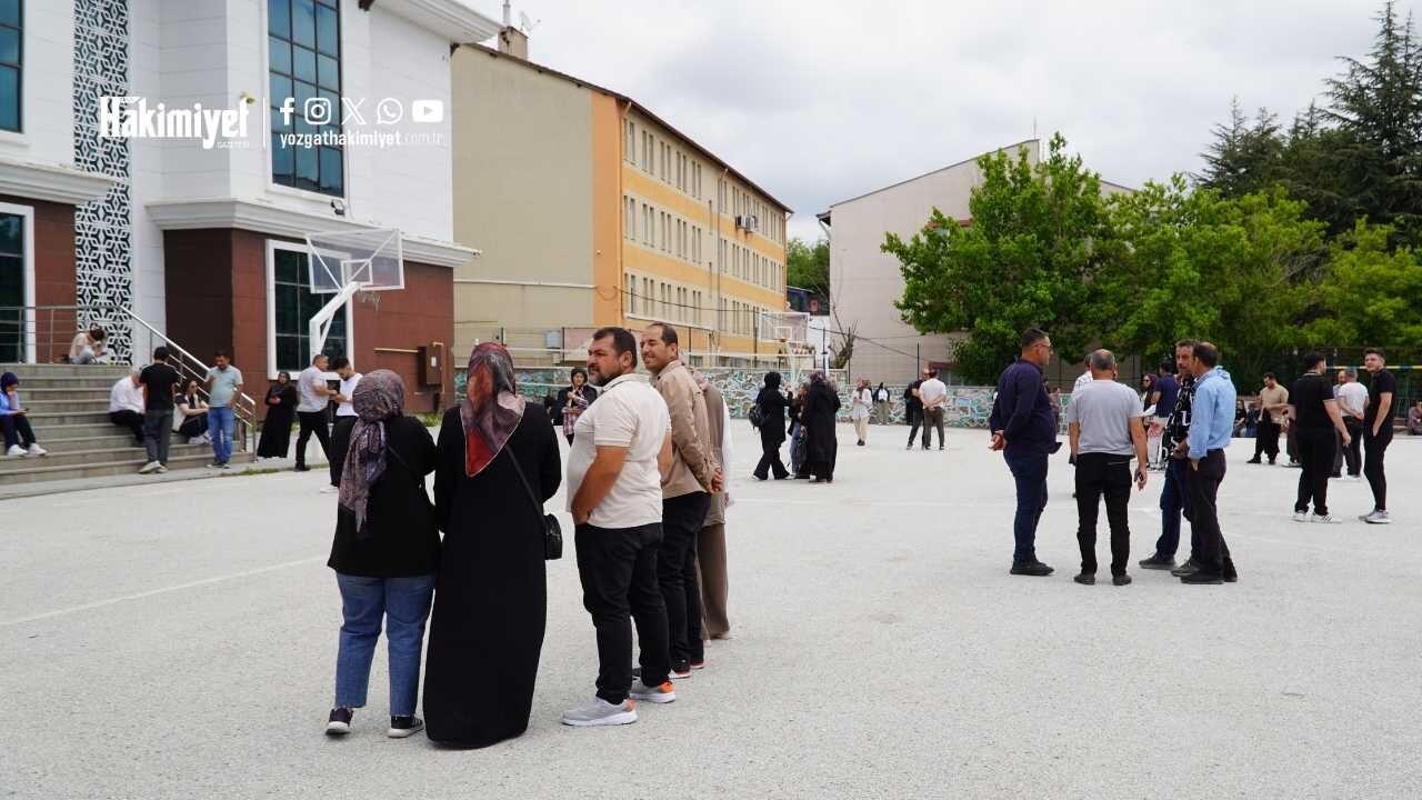 Sınav Salonunda Çocuklar, Dışarıda Aileler Ter Döktü! Yozgat'ta Duygusal Anlar (3)