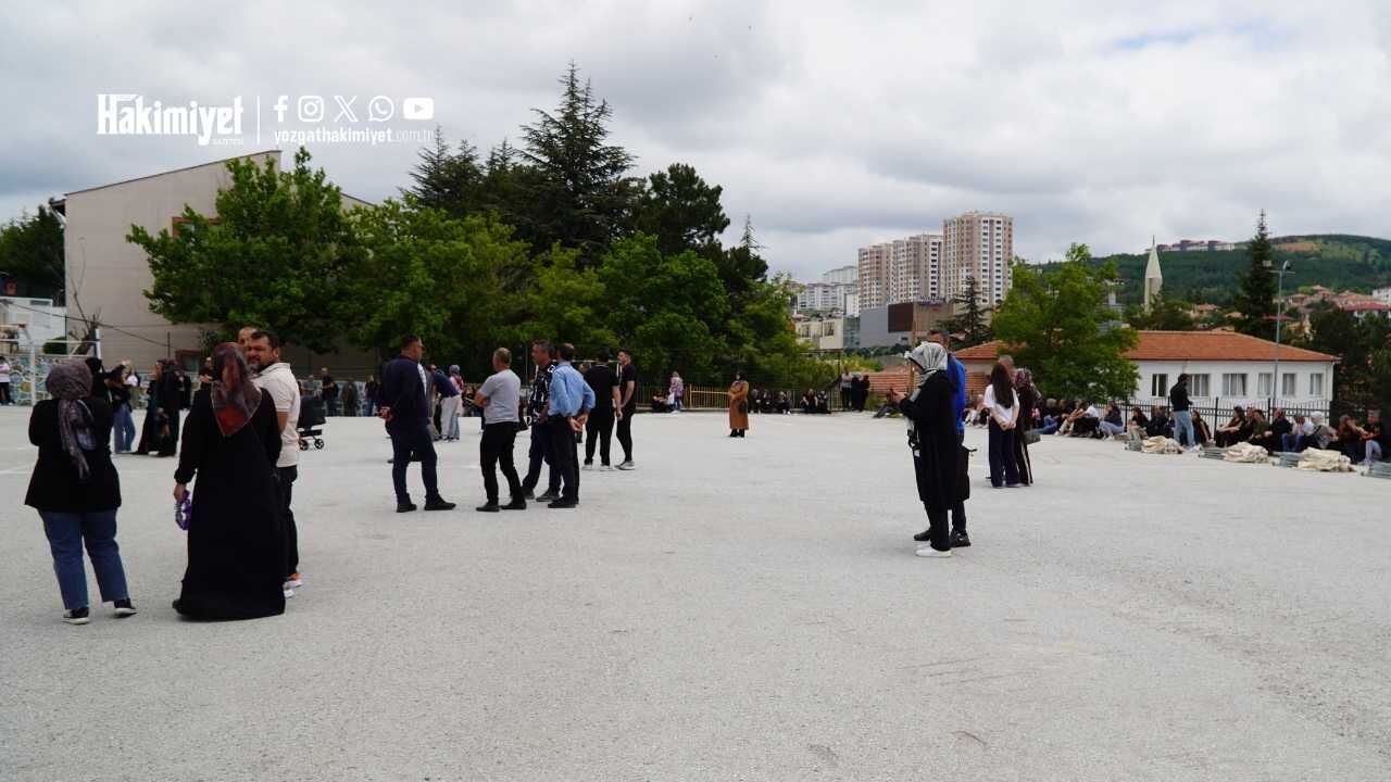 Sınav Salonunda Çocuklar, Dışarıda Aileler Ter Döktü! Yozgat'ta Duygusal Anlar (5)