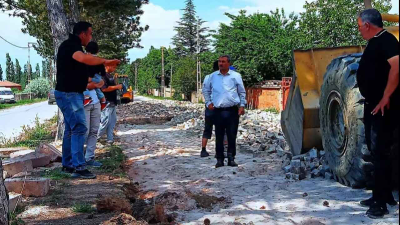 Sürücüler Dikkat Belediye Başkanı Yol Çalışmasıyla Uyardı (1)