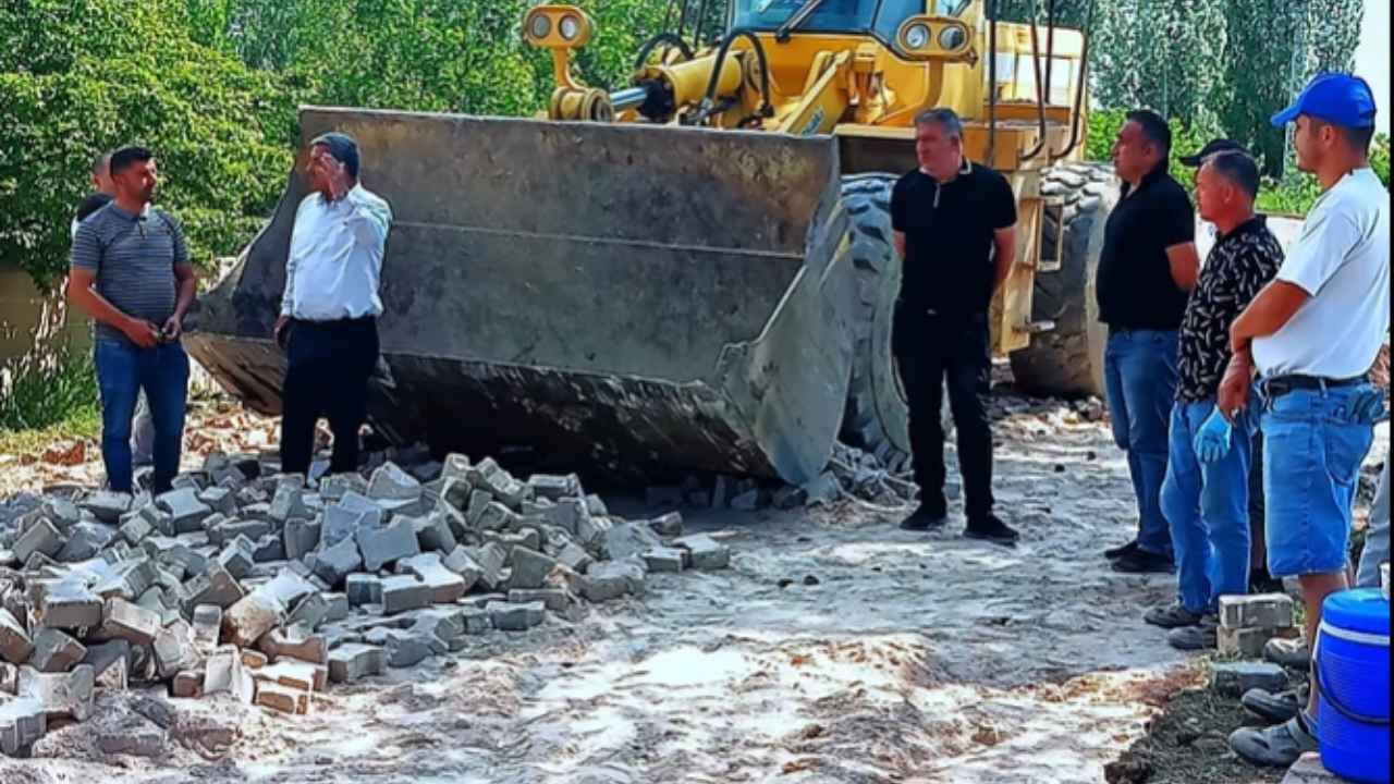 Sürücüler Dikkat Belediye Başkanı Yol Çalışmasıyla Uyardı (2)