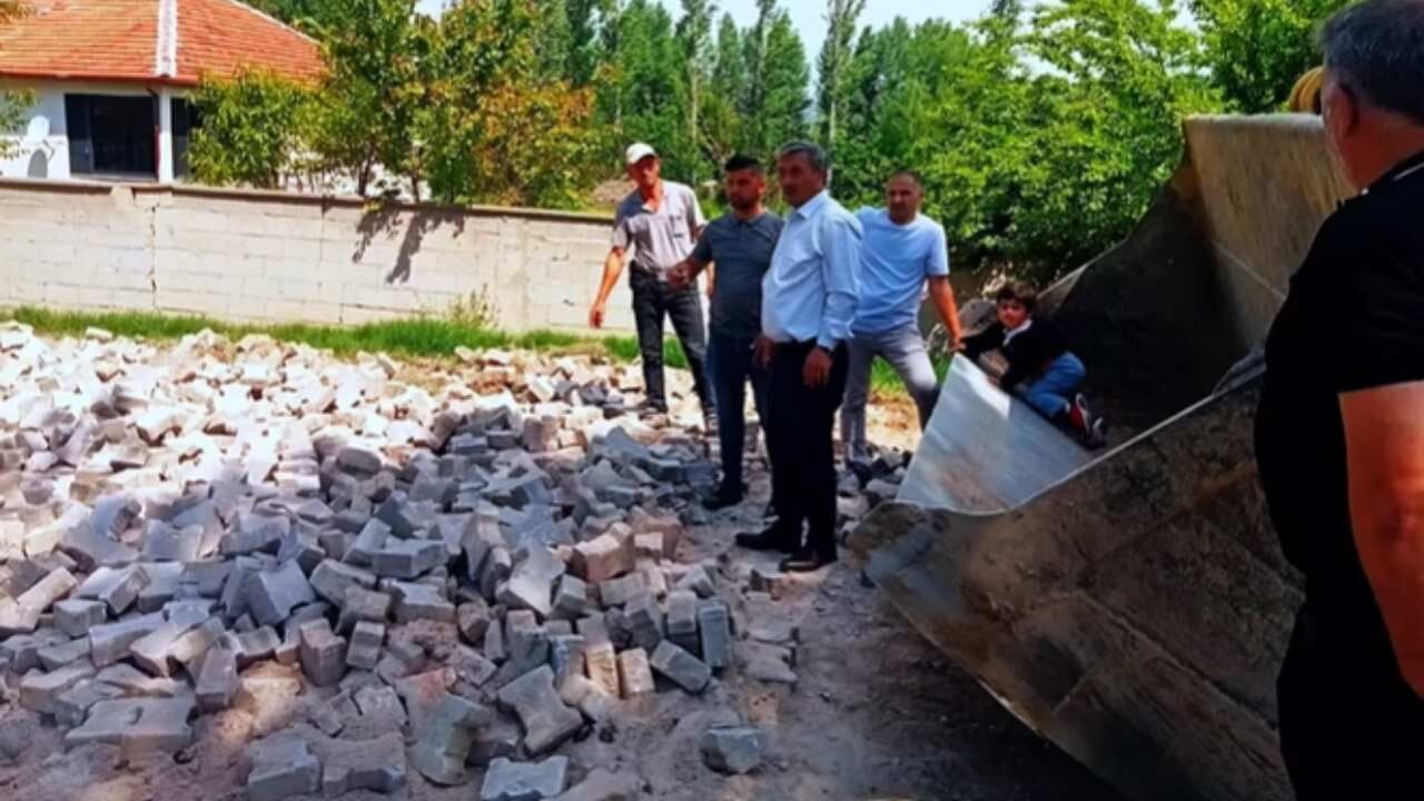 Sürücüler Dikkat Belediye Başkanı Yol Çalışmasıyla Uyardı (3)