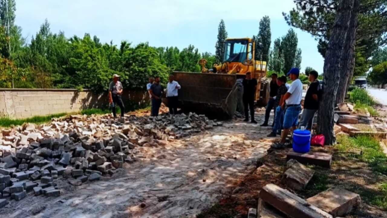Sürücüler Dikkat Belediye Başkanı Yol Çalışmasıyla Uyardı (4)