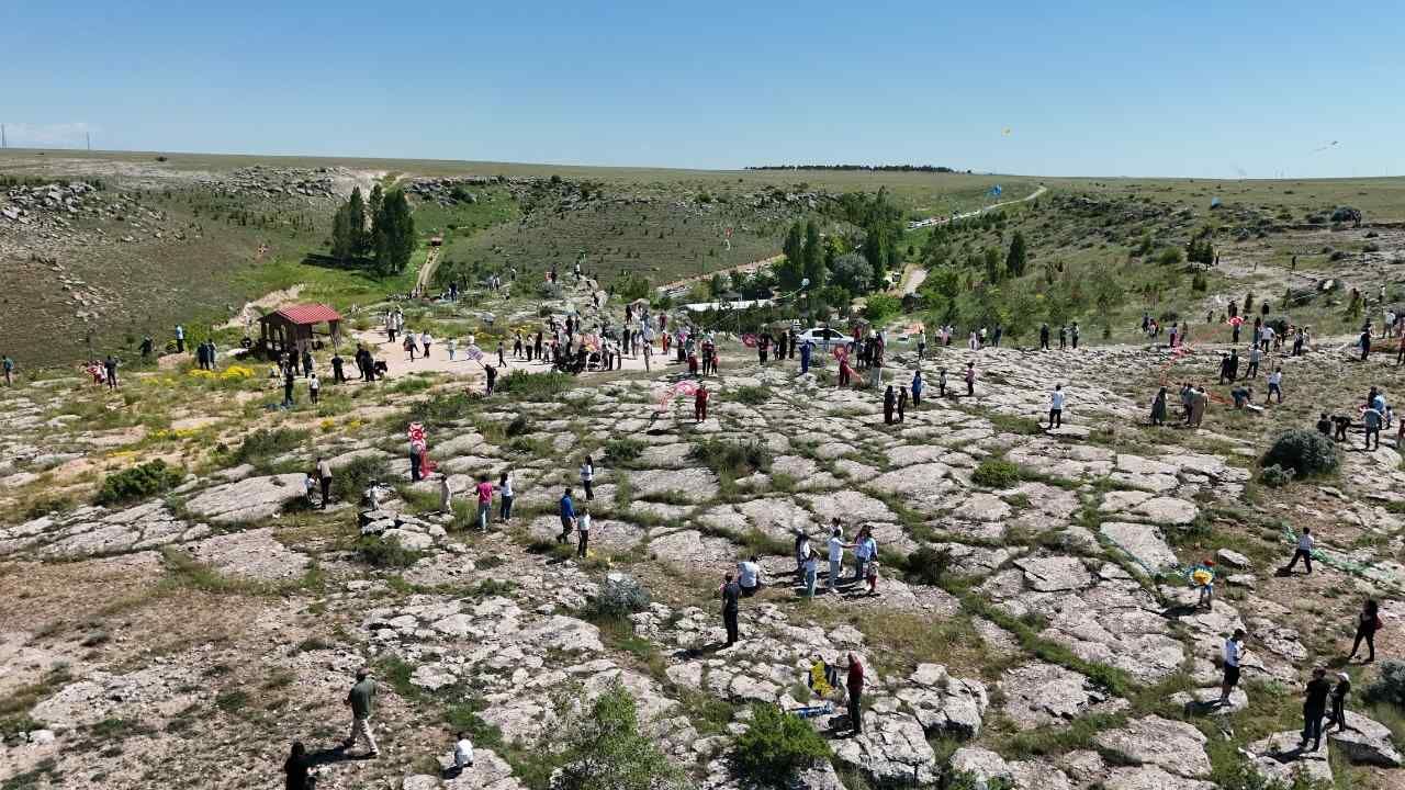 Yenifakılı Semalarında Görsel Şölen! Uçurtma Şenliği Yoğun İlgi Gördü (4)
