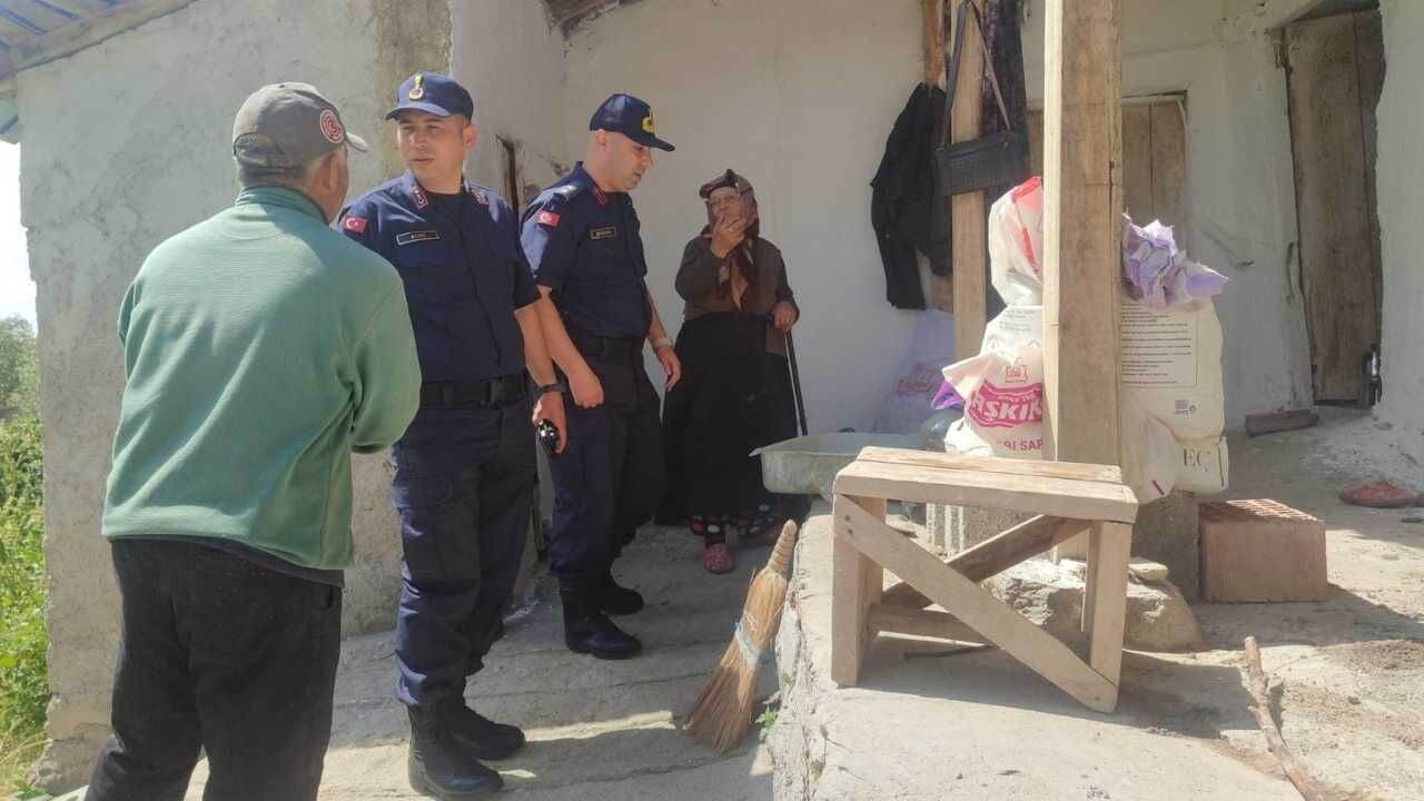 Yozgat Jandarmasından Vefa Yağmuru! 83 Yaşındaki Çınarın Yanında Oldular (2)