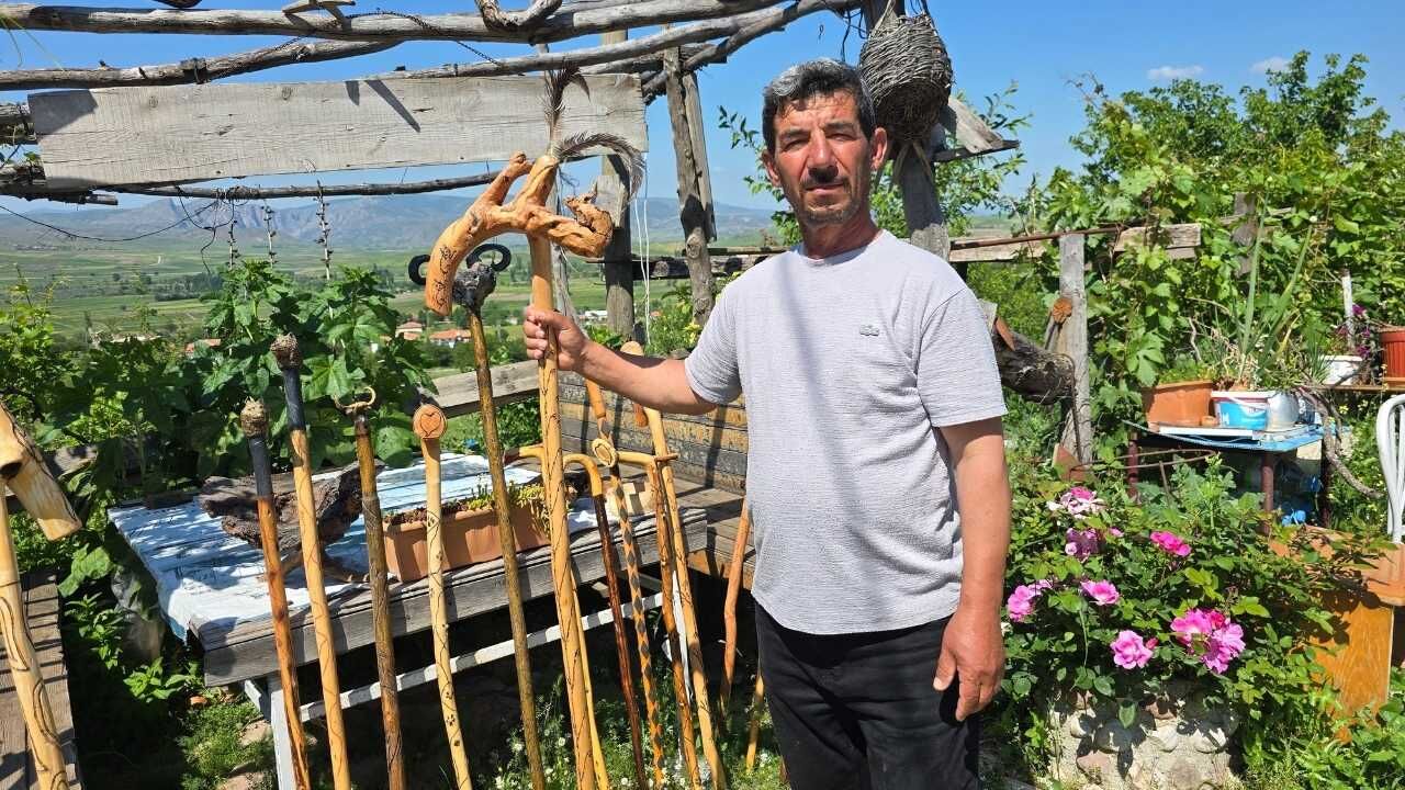 Yozgat'ın Aydıncık Ilçesinde Yaşayan 53 Yaşındaki Murat Özdemir, Ahşap Oyma Hobisi Sayesinde 18 Yıllık Sigara Ve Kahvehane Alışkanlığından Kurtuldu. Doğadan Topladığı Ağaçları Sanat Eserine Dönüştürüyor. (1)