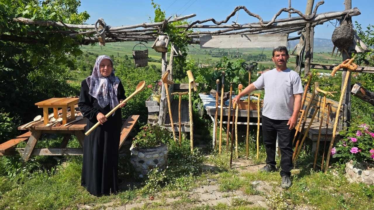 Yozgat'ın Aydıncık Ilçesinde Yaşayan 53 Yaşındaki Murat Özdemir, Ahşap Oyma Hobisi Sayesinde 18 Yıllık Sigara Ve Kahvehane Alışkanlığından Kurtuldu. Doğadan Topladığı Ağaçları Sanat Eserine Dönüştürüyor. (3)