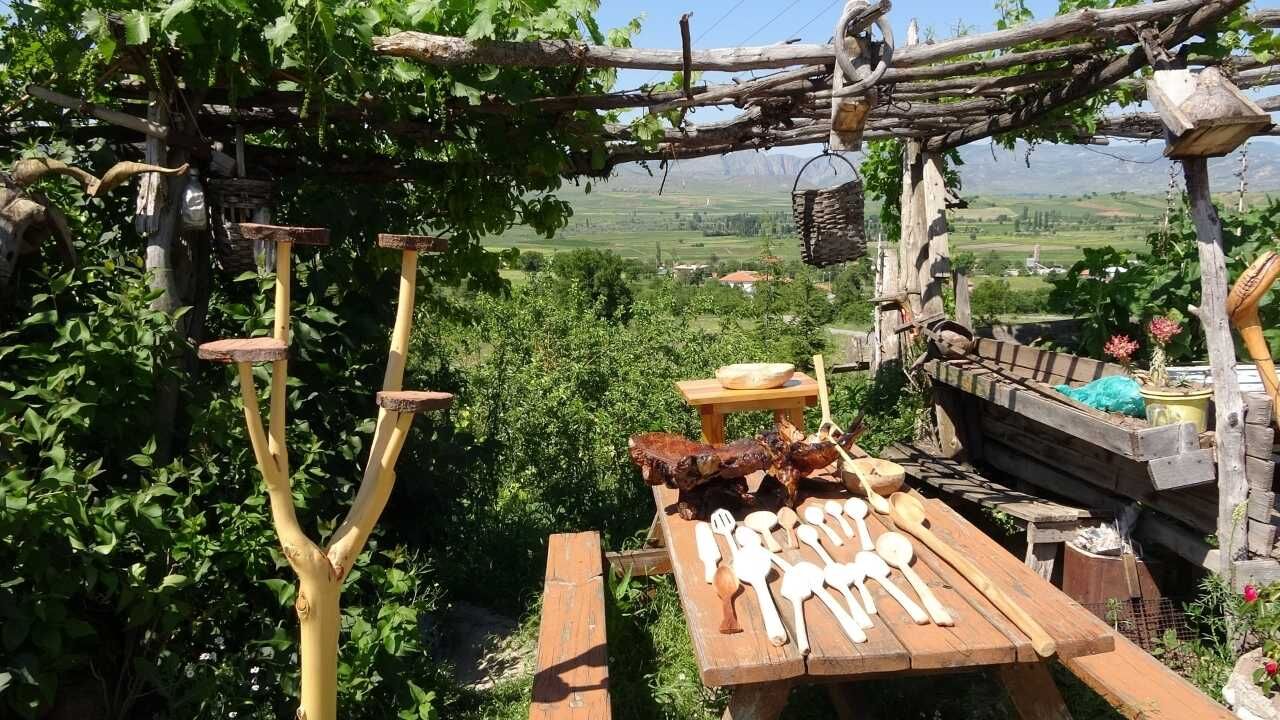 Yozgat'ın Aydıncık Ilçesinde Yaşayan 53 Yaşındaki Murat Özdemir, Ahşap Oyma Hobisi Sayesinde 18 Yıllık Sigara Ve Kahvehane Alışkanlığından Kurtuldu. Doğadan Topladığı Ağaçları Sanat Eserine Dönüştürüyor. (5)