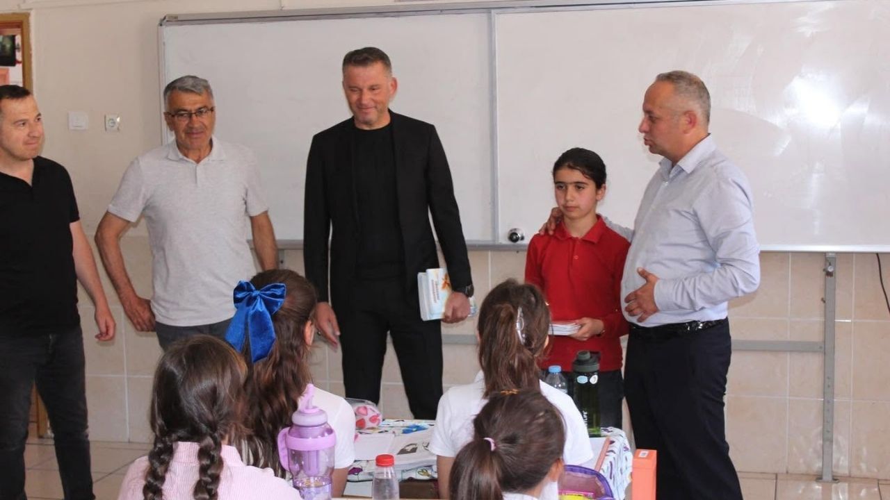 Yozgatlı Minik Yazar Şefika Gözan İlk Kitabını Çıkardı (1)